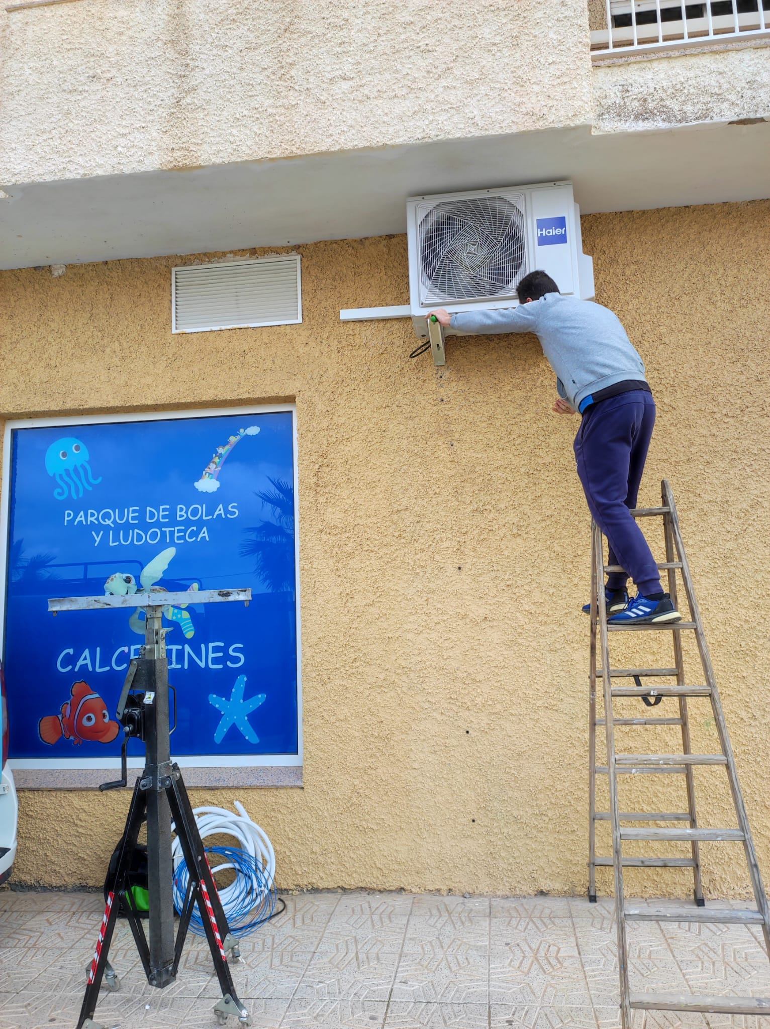 Instalación de la máquina de fuera en fachada del parque de bolas.